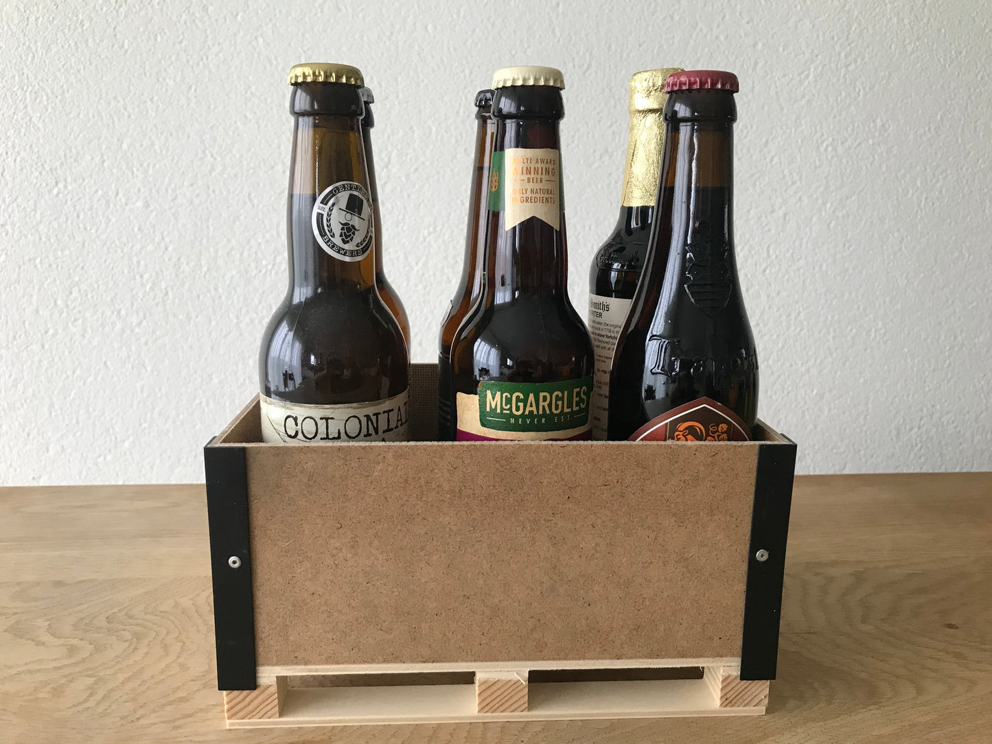 Kleines Harassli aus Holz mit 6 internationalen Craft Bier (Version 0.33 Liter)