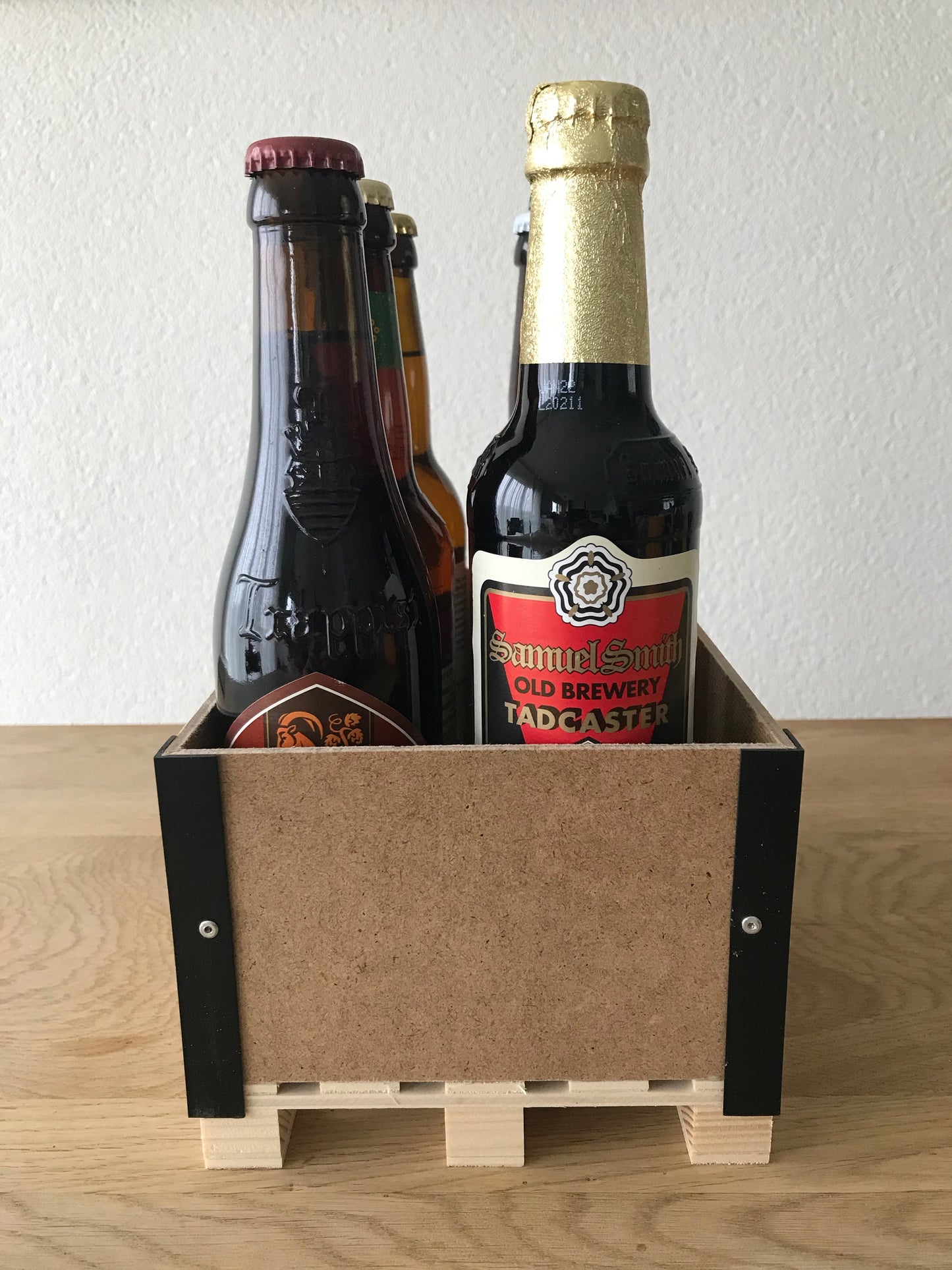 Kleines Harassli aus Holz mit 6 internationalen Craft Bier (Version 0.5 Liter)